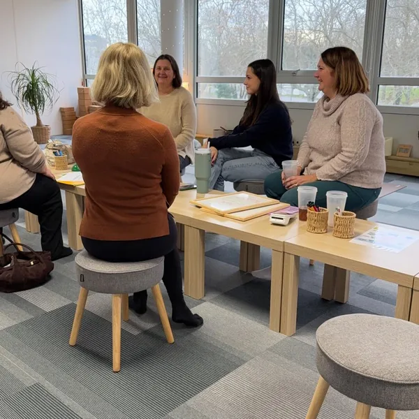 La salle du club Healthy nutrition Labège à Labège, des membres réunis autour des tables