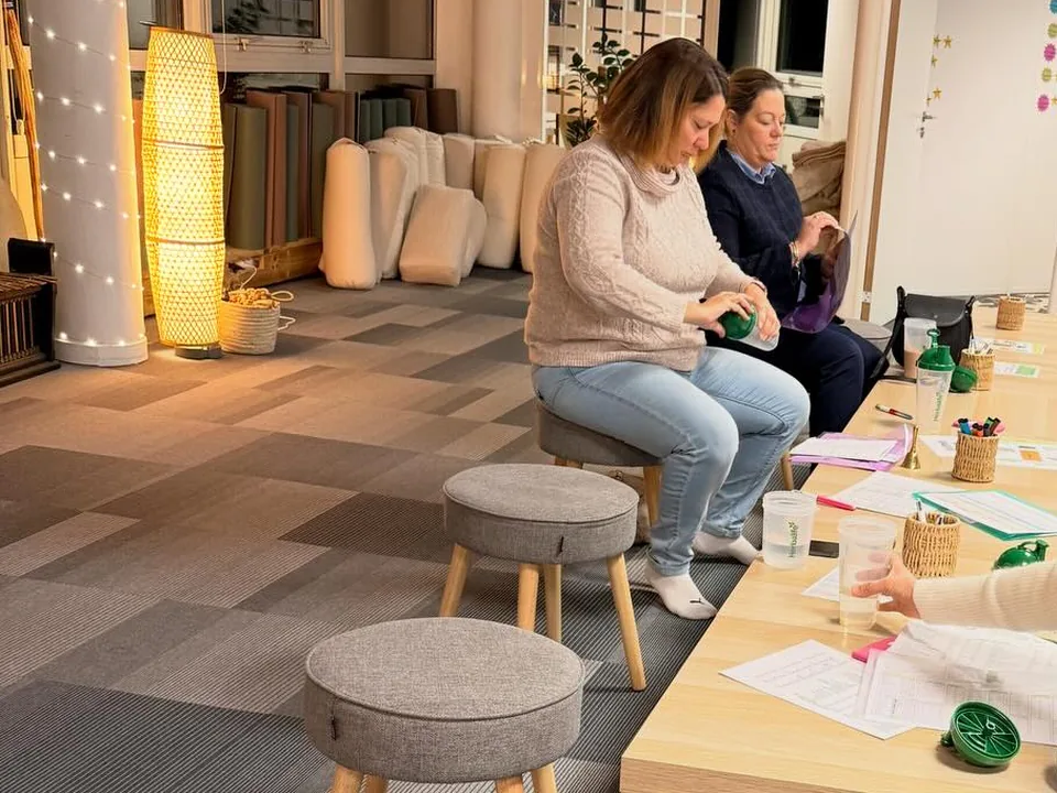 Des membres échangent autour de la table du club Healthy nutrition Labège